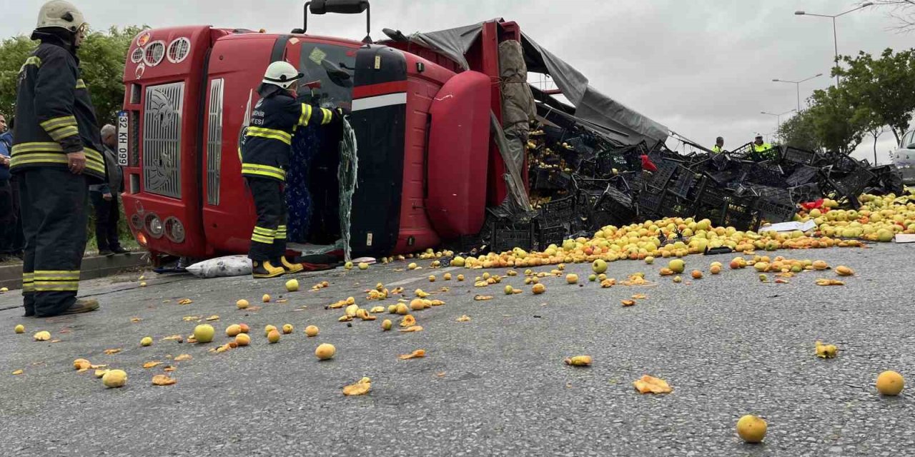 Eskişehir’de Meyve Yüklü Kamyon Yan Yattı, Meyveler Etrafa Saçıldı