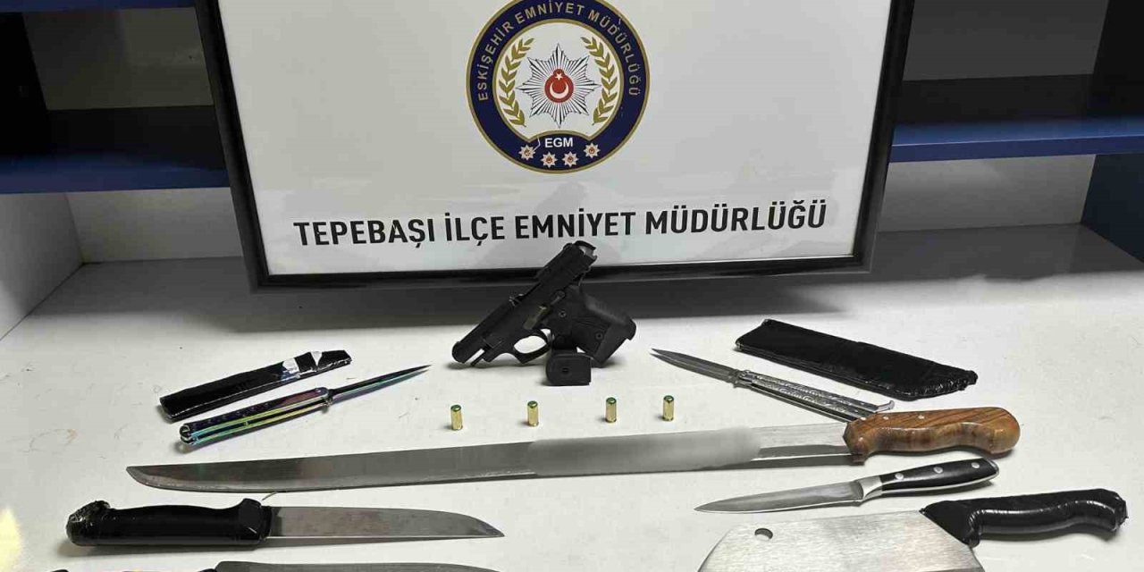 Parkta Keşif Yapan Polis 7 Kesici Alet Ve 1 Ruhsatsız Kurusıkı Tabanca Buldu