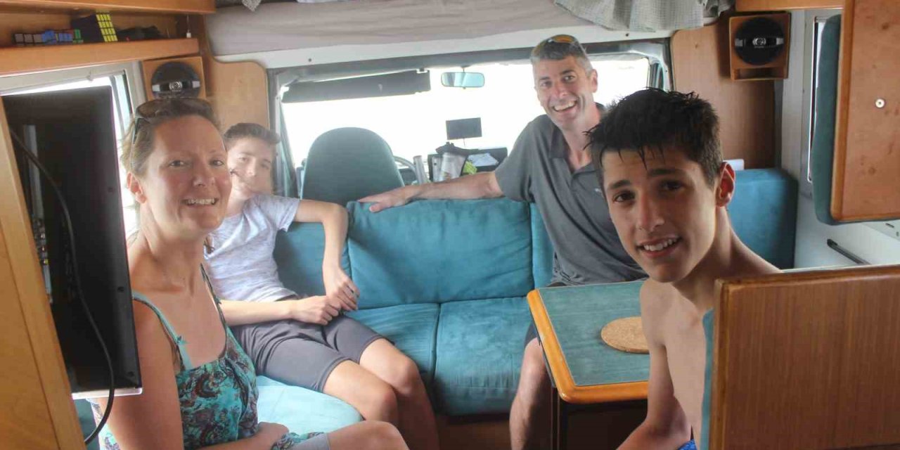 Dünya Turuna Çıkan Fransız Aile, Kamp Yaptıkları Acıgöl’de Yüzdü