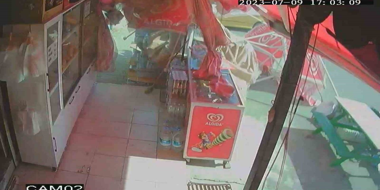 Antalya’da Çıkan Hortum Araçların Plakasını Söktü, Şemsiyeleri Uçurtma Gibi Uçurdu