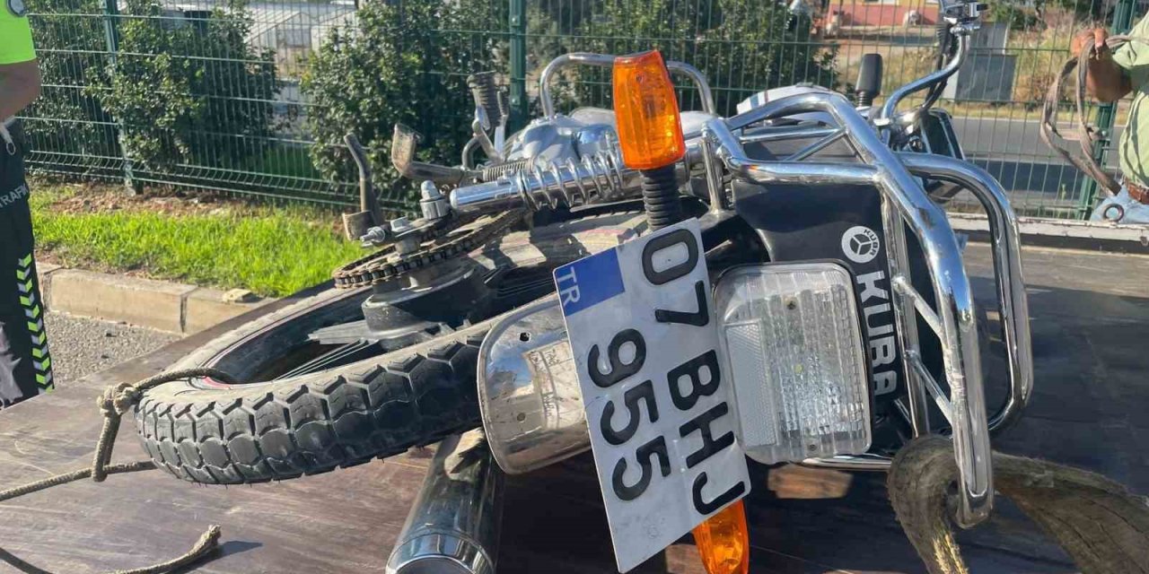 Antalya’da İki Kardeş Motosiklet Kazasında Yaralandı