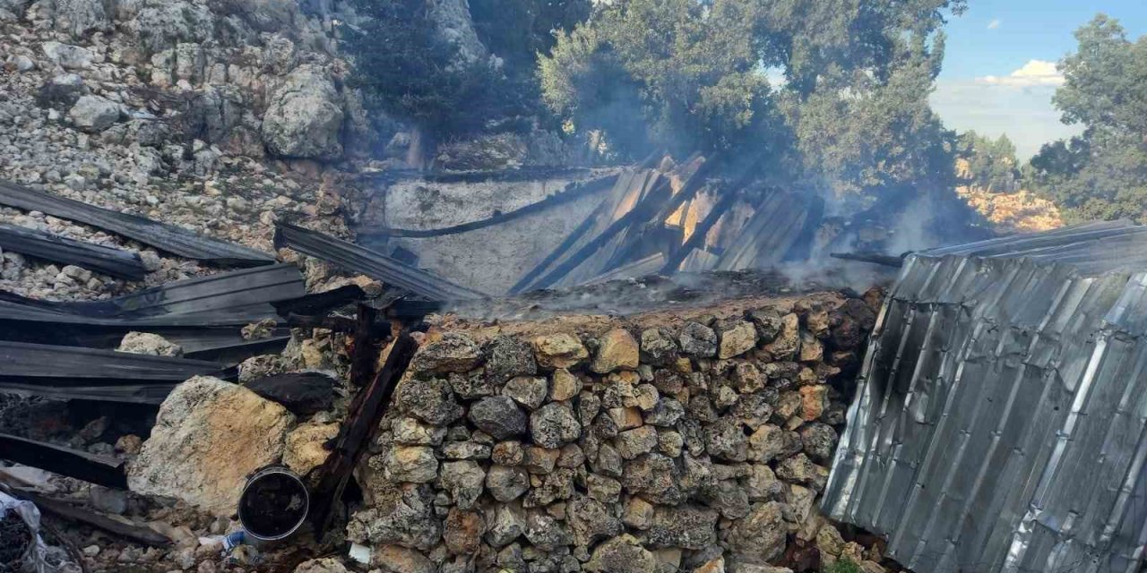 Yangın Bir Ev İle Ağılı Kullanılamaz Hale Getirdi