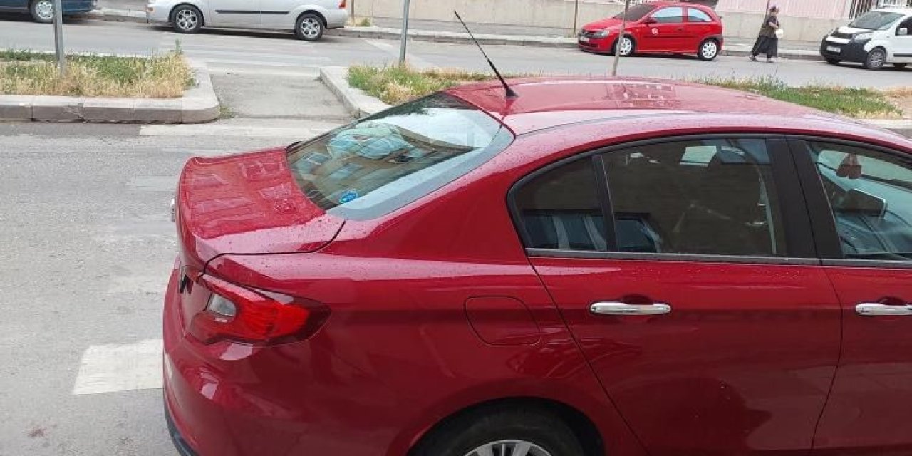 Yaya Geçidine Çift Taraflı Olarak Park Edilen Araçlar Engelli Rampasının Önünü Kapattı