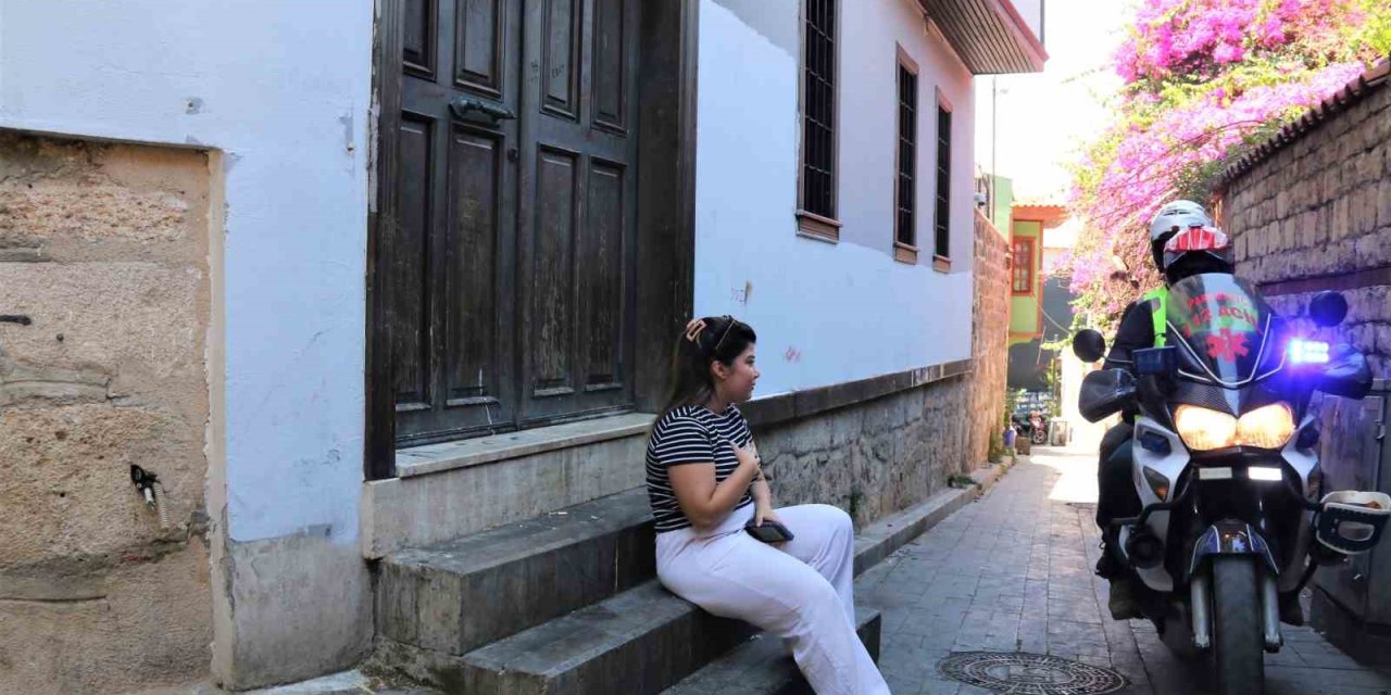 Tarihi Dar Sokaklarda Hayat Kurtarmak İçin Saniyelerle Yarışıyorlar