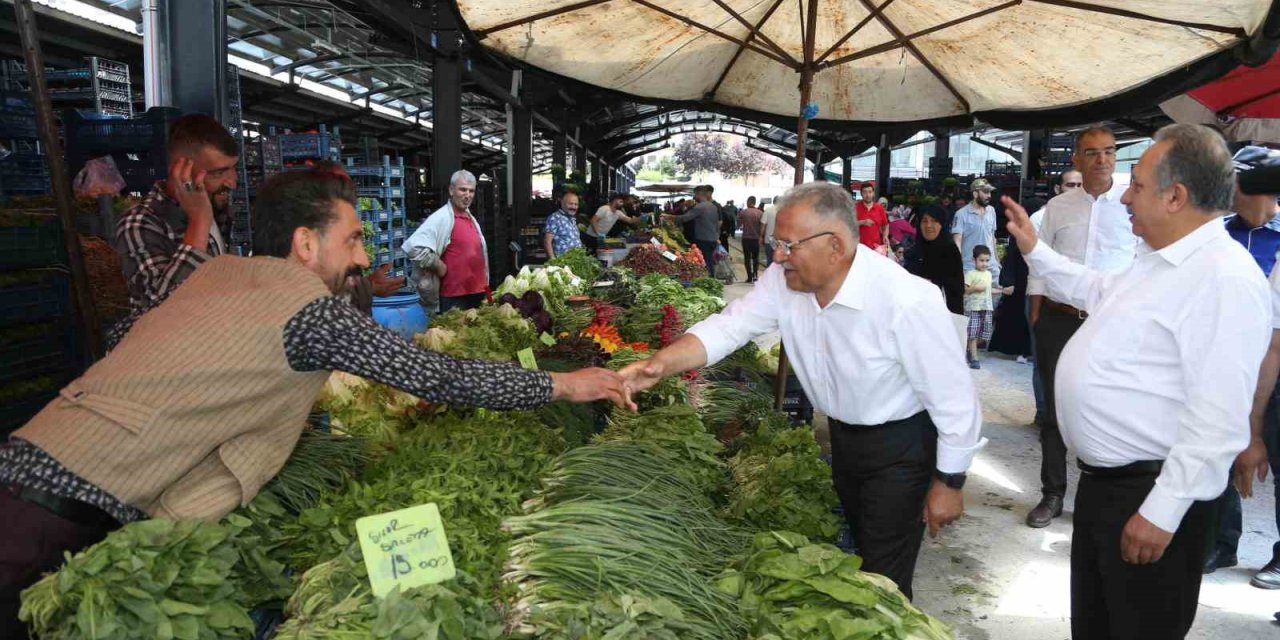 Başkan Büyükkılıç, Yenilenen Pazar Yerinde Esnaf Ve Vatandaşla Buluştu