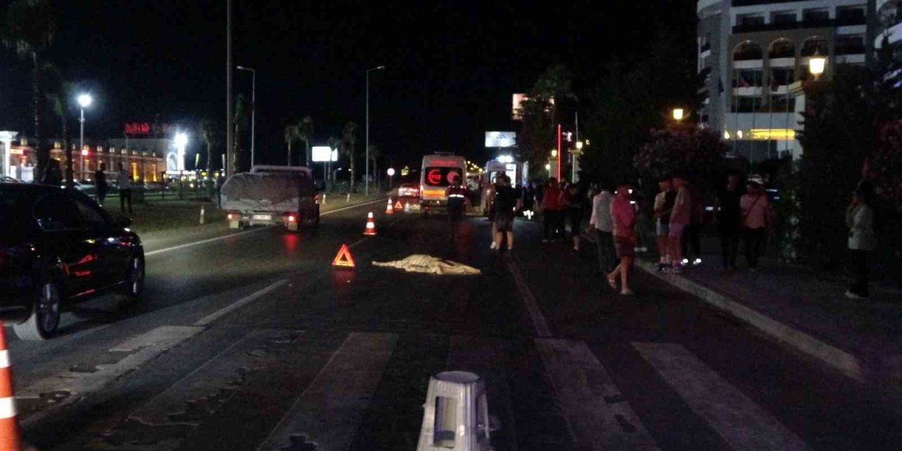 Tur Midibüsü Yaya Geçidindeki Turistlerin Arasına Böyle Daldı: 2 Ölü