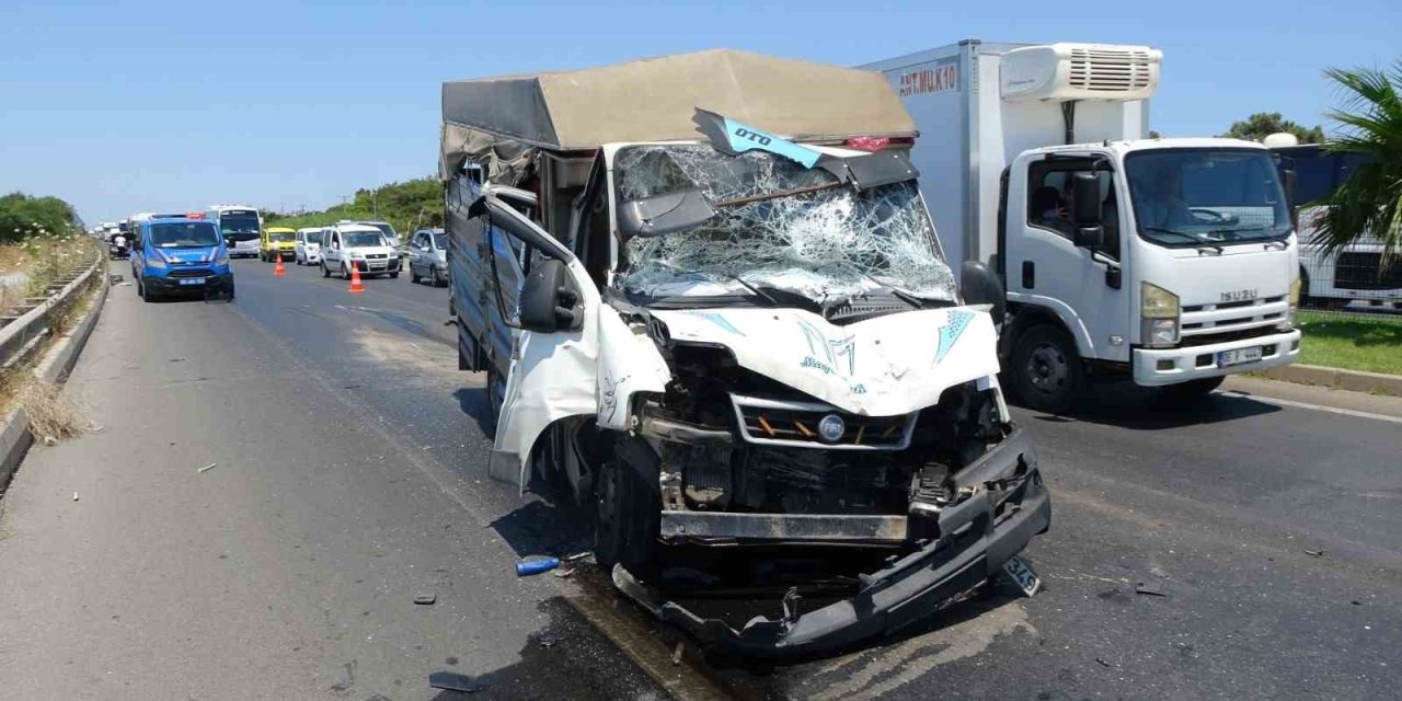 Tıra Arkadan Çarpan Kamyonet Sürücüsü Yaralandı