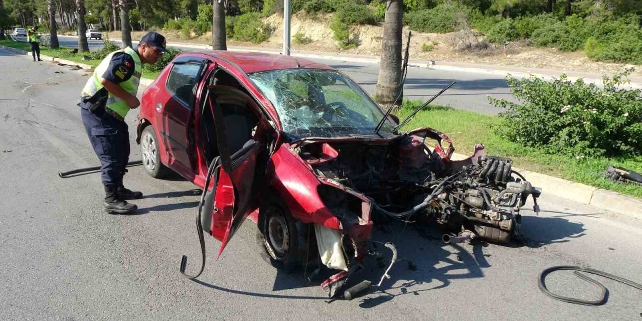 Palmiyeye Çarpıp Motoru Gövdesinden Ayrılan Otomobilden Hafif Yaralı Çıktı