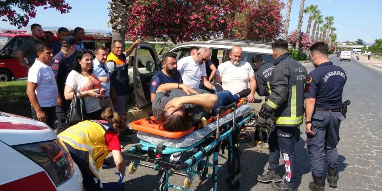 Palmiye Ağacına Çarpan Kadın Sürücü Araç İçinde Sıkıştı