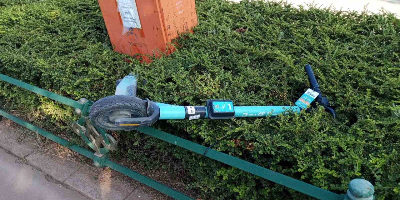 Çalıların Üzerine Atılan Scooter Dikkat Çekti