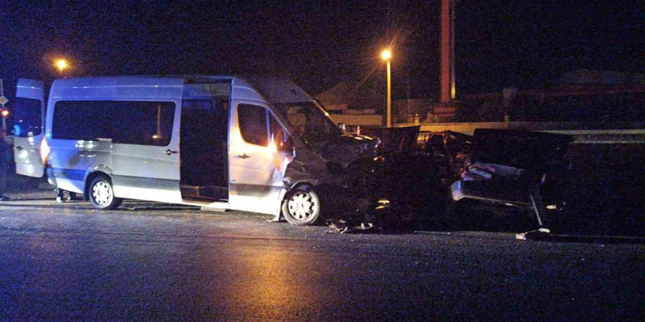 Tur Minibüsü Otomobille Çarpıştı: 1 Ölü