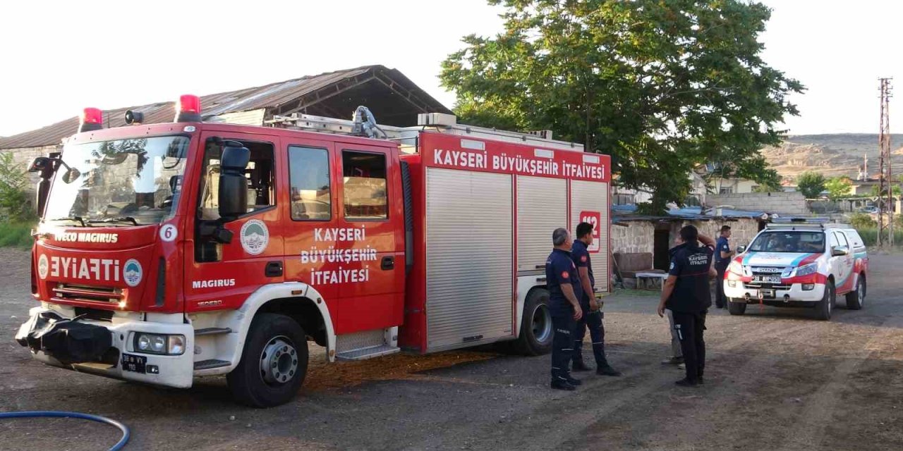 Temizlemek İçin Girdiği Plastik Su Tankında Mahsur Kaldı