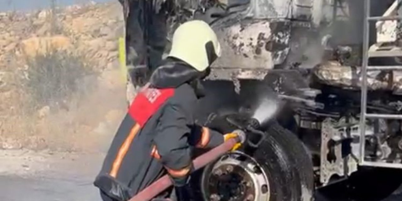 Kamyon Yanarak Kullanılamaz Hale Geldi
