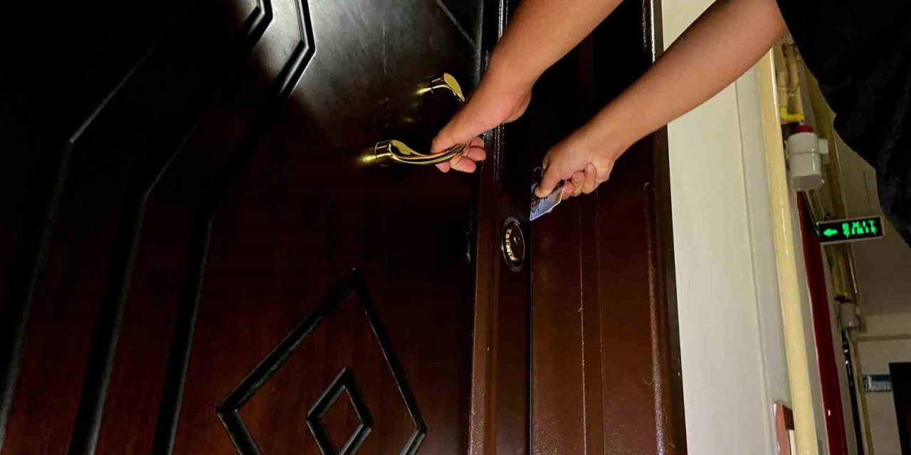 Dil Düşürme Yöntemi İle Hırsızlık Yapan 4 Şüpheli Tutuklandı