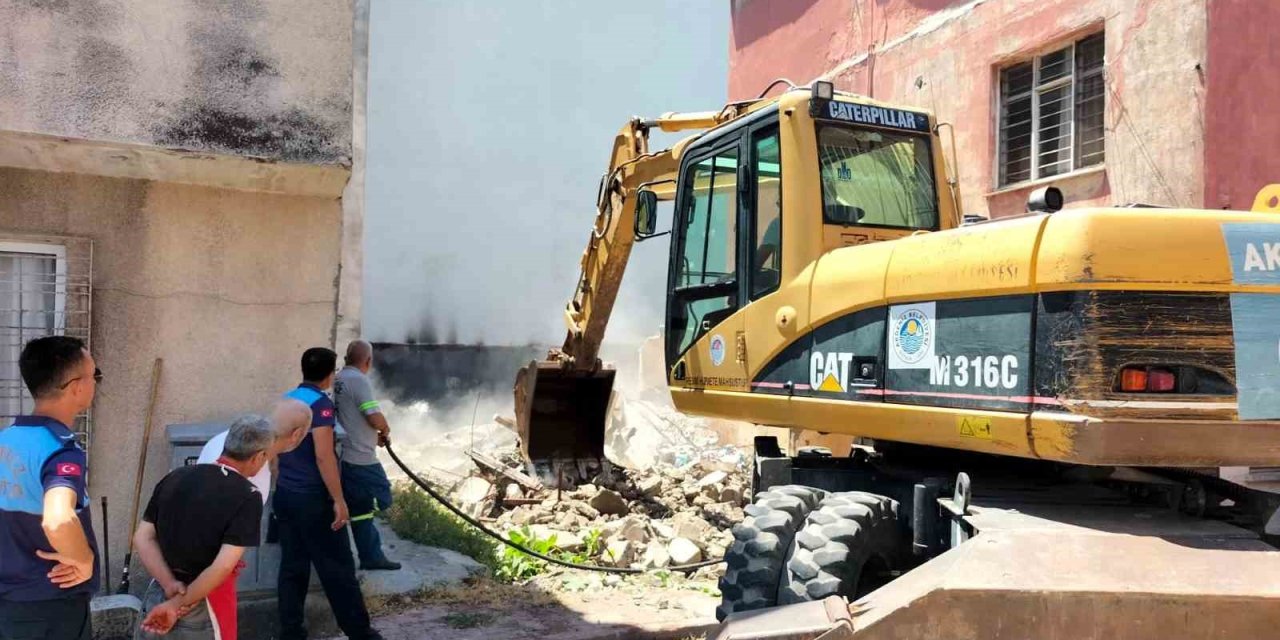 Mersin’de Tehlike Oluşturan Metruk Binalar Yıkılıyor