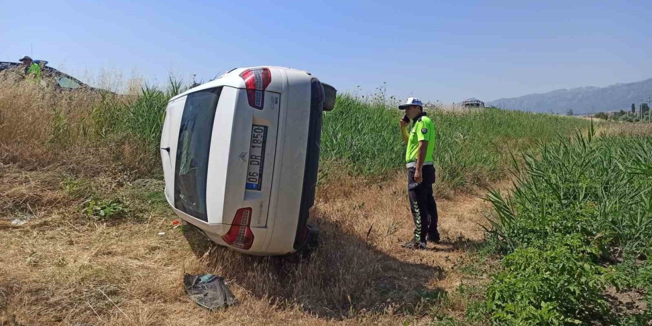 Kontrolden Çıkan Otomobil Devrildi: 4 Yaralı