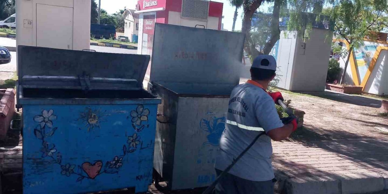 Kemer’de Çöp Konteynerleri Dezenfekte Ediliyor