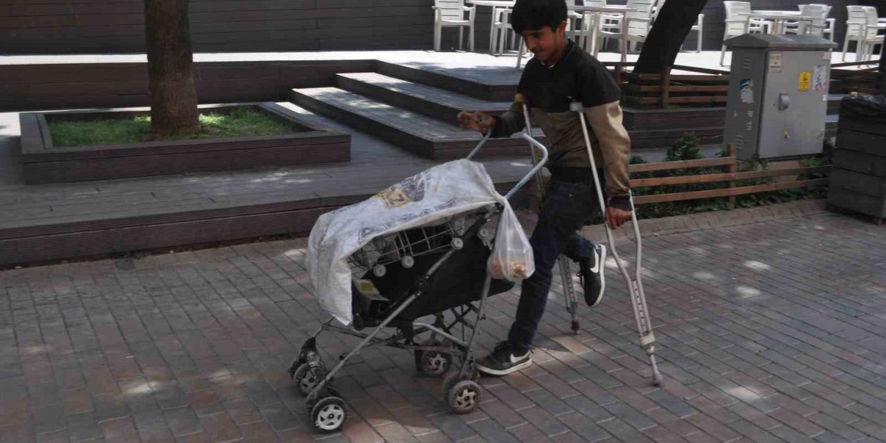 Engeline Rağmen O Ekmek Parası Peşinde Koşuyor