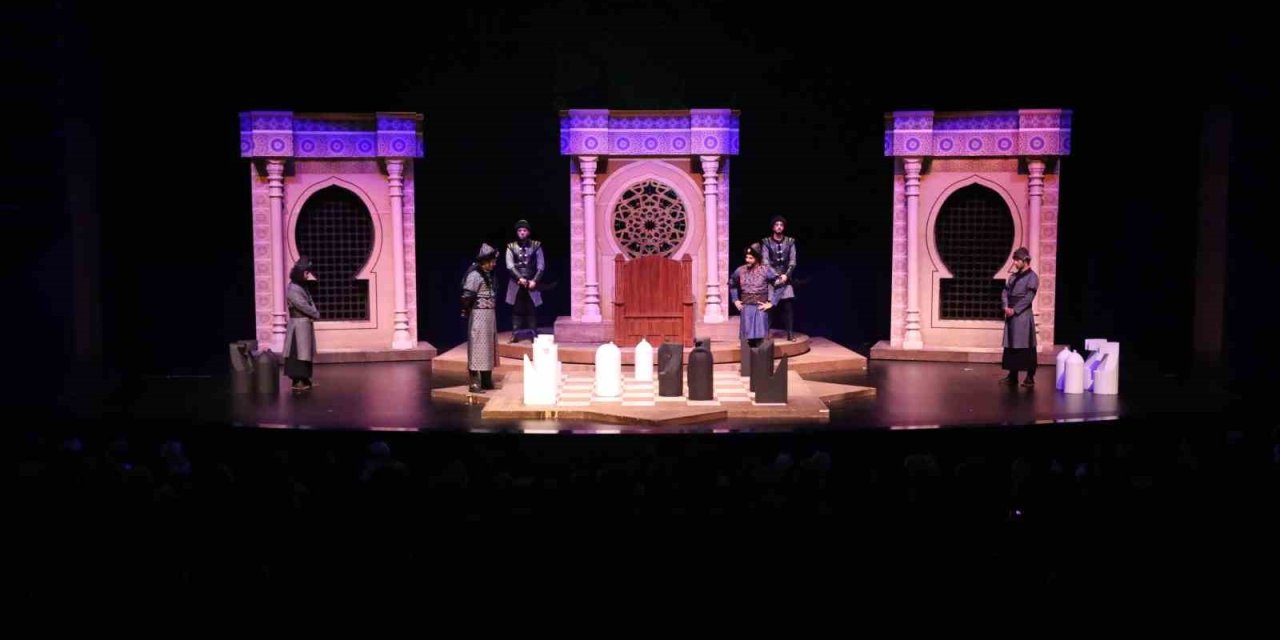 Konya Şehir Tiyatrosu, “nizamülmülk” Oyununu 15 Temmuz’a Özel Sahneledi