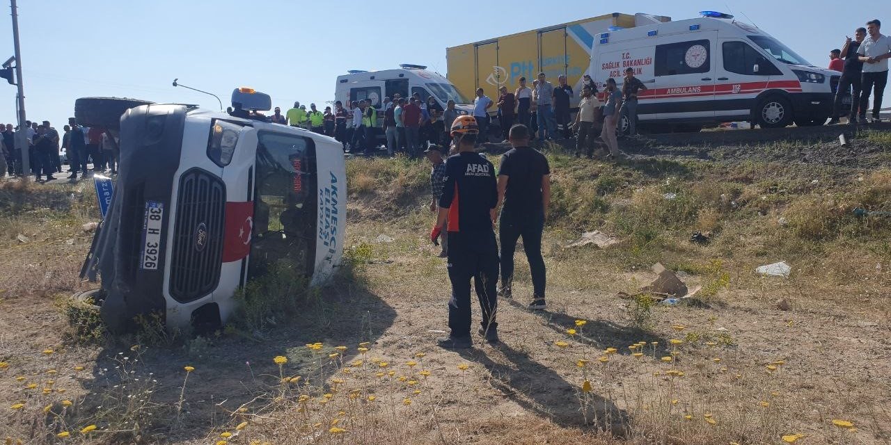 Yolcu Minibüsü İle Kamyon Çarpıştı: 12 Yaralı