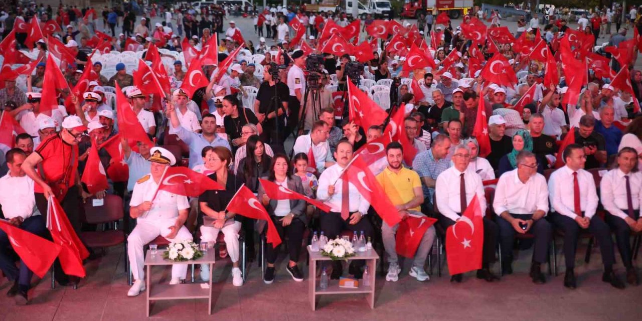 Mersinliler, 15 Temmuz’un Yıl Dönümünde Meydanlara Akın Etti