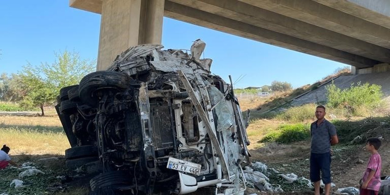 Lastiği Patlayan Kamyon Viyadükten Uçtu: 3 Yaralı