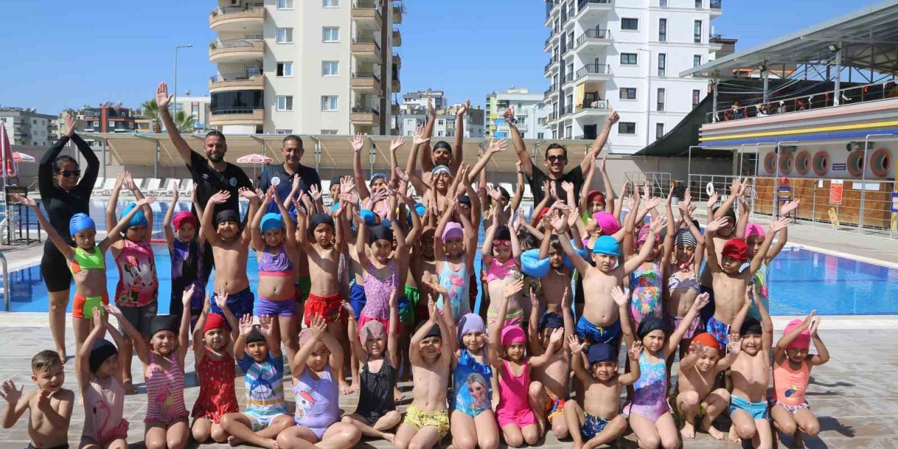 Minik Eller Kulaç Atıyor