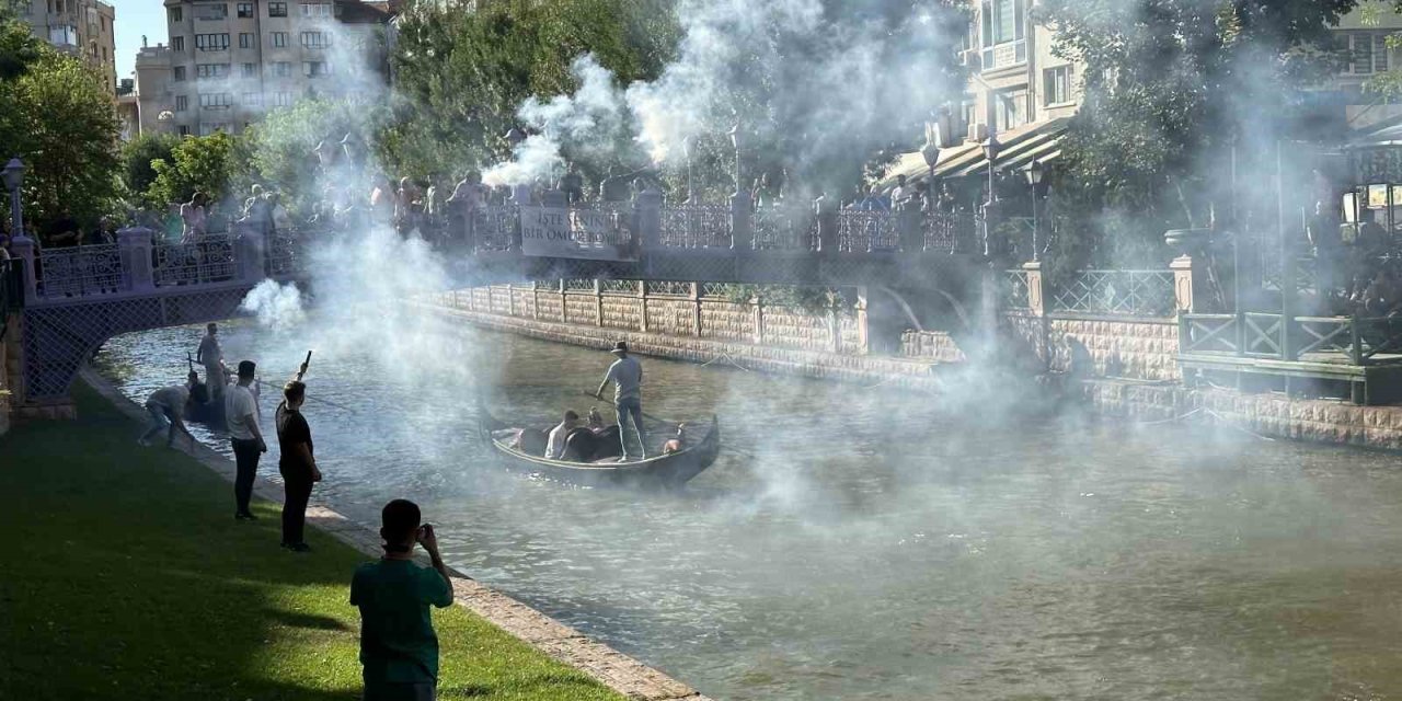 Porsuk Çayı’nda ‘aşkın Olayım’ Şarkısıyla Evlilik Teklifi Yaptı