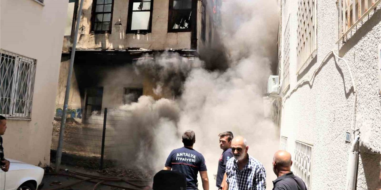 Koruma Altındaki Tarihi Bina Alev Alev Yandı, İtfaiye Ekipleri Ölümden Döndü