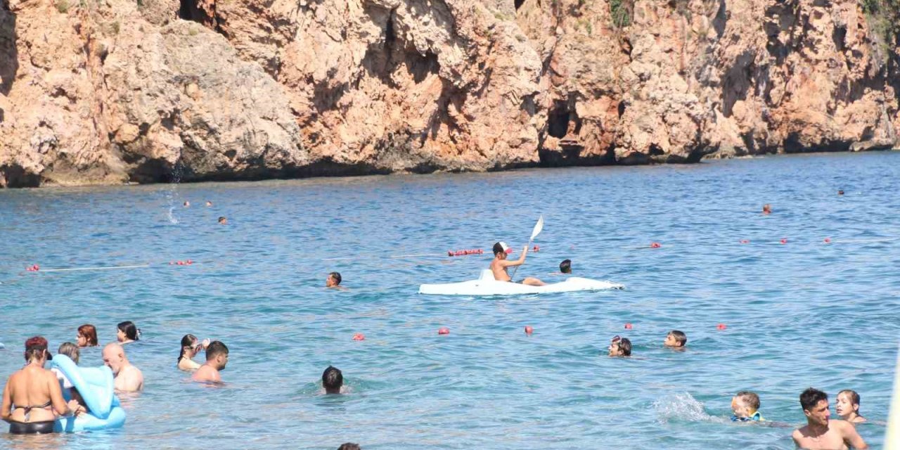 Termometreler 44 Dereceyi Gösterdi, Sıcaktan Bunalan Kendini Akdeniz’e Attı