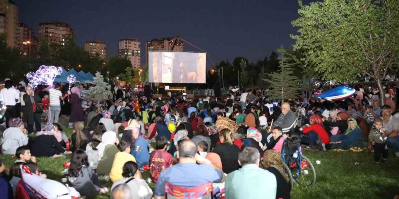 Şirintepe Halkı Açık Hava Sinemasına Yoğun İlgi Gösterdi