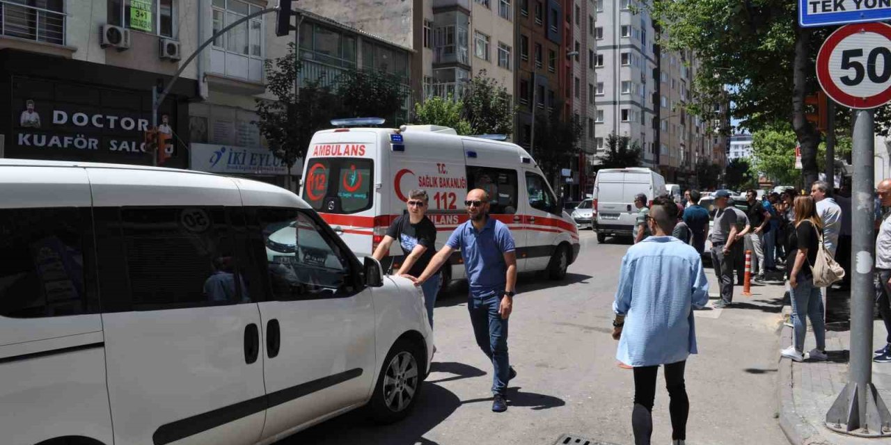 Trafikte Sıkışan Ambulans Güçlükle Ana Caddeye Çıkabildi