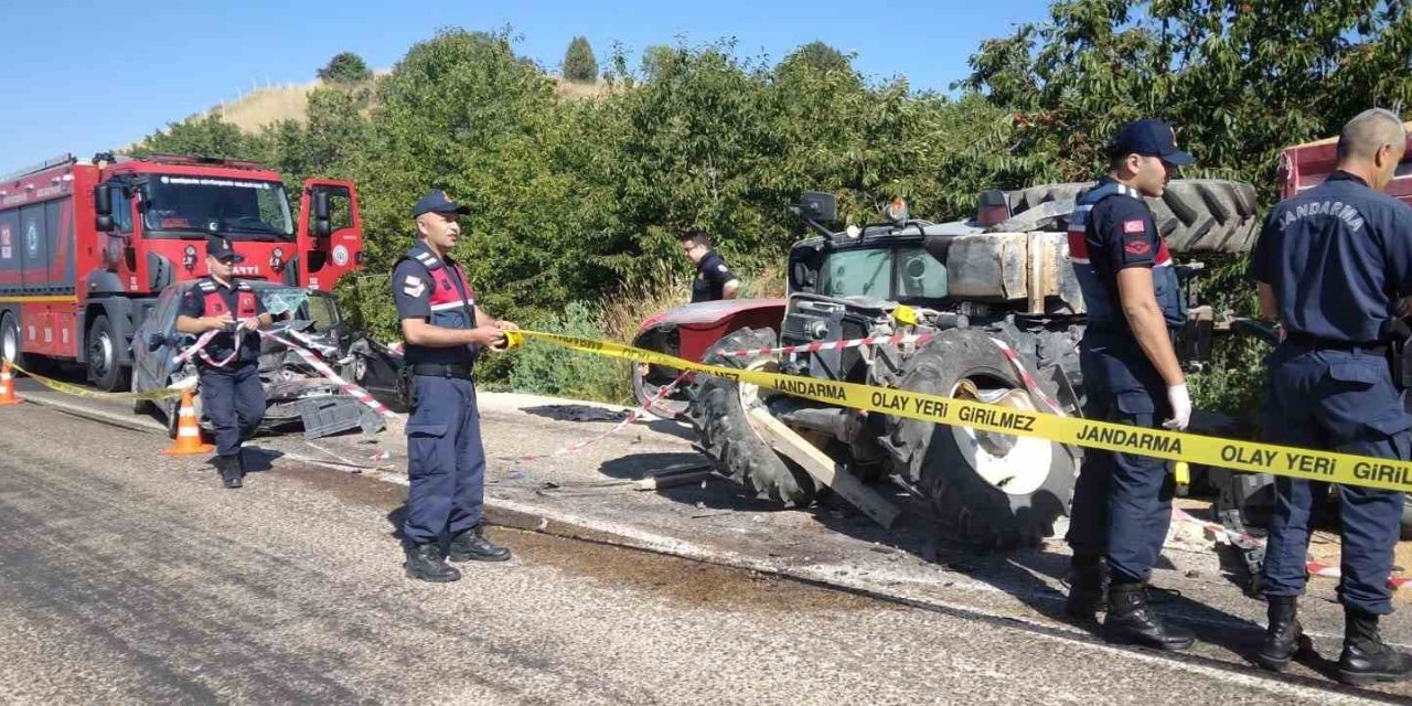 Karşı Şeride Geçen Otomobil Traktöre Çarpıştı, 1 Ölü
