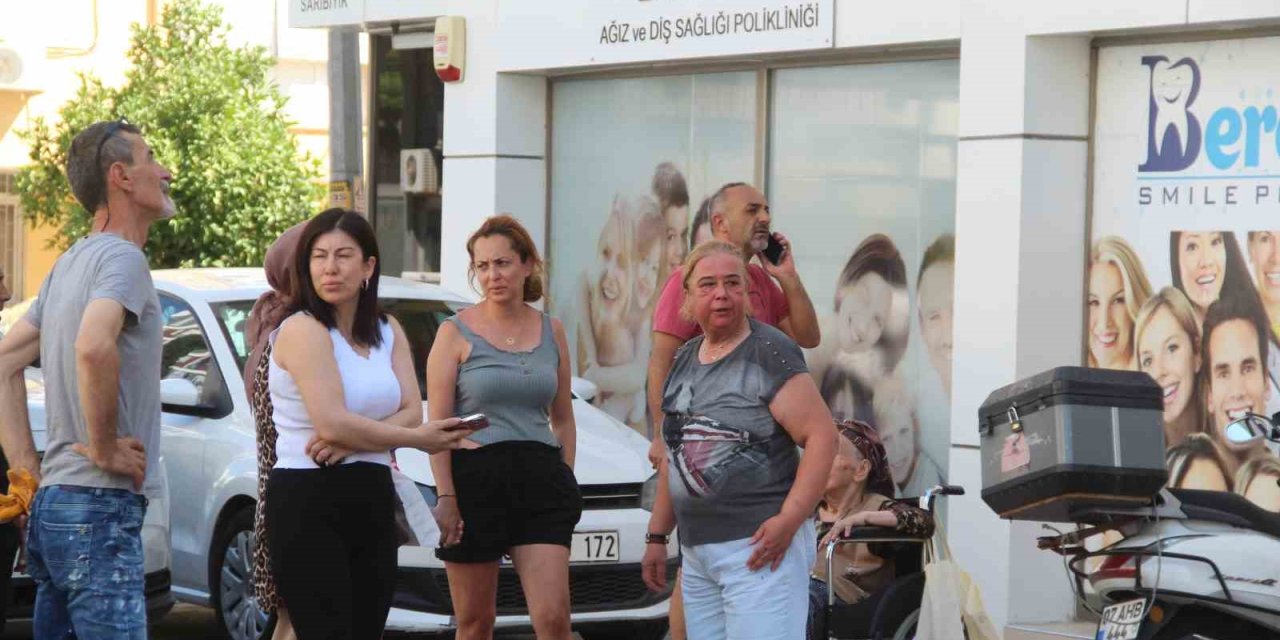 Mahalle Sakinlerini Sokağa Döken Yangında Daire Kullanılamaz Hal Geldi