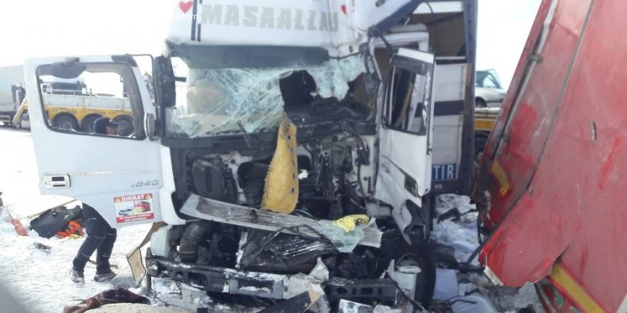 Konya'da 2 Tır Birbiriyle Çarpıştı:1 Yaralı