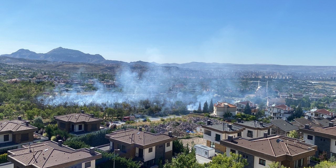 Çalılıkta Çıkan Yangında 40 Dönüm Alan Küle Döndü