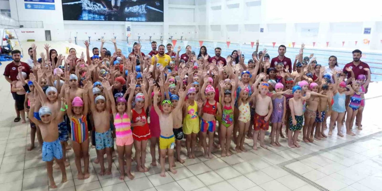 Kepez’de Minik Eller Kulaç Atıyor