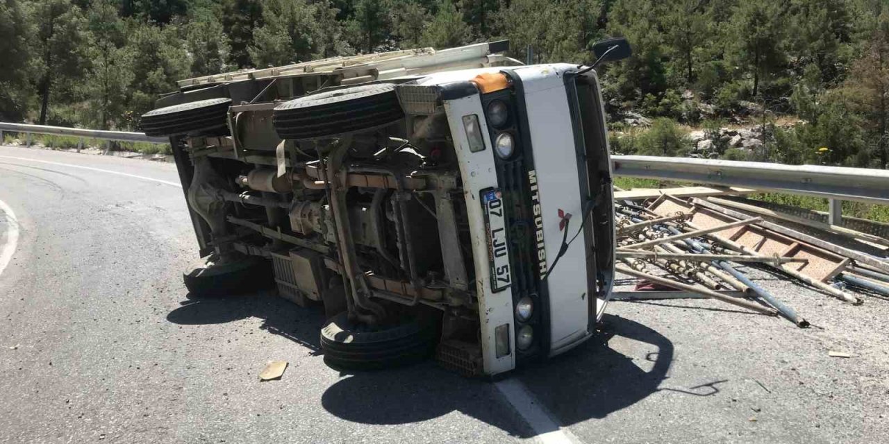 Antalya’da Trafik Kazası: 3 Yaralı
