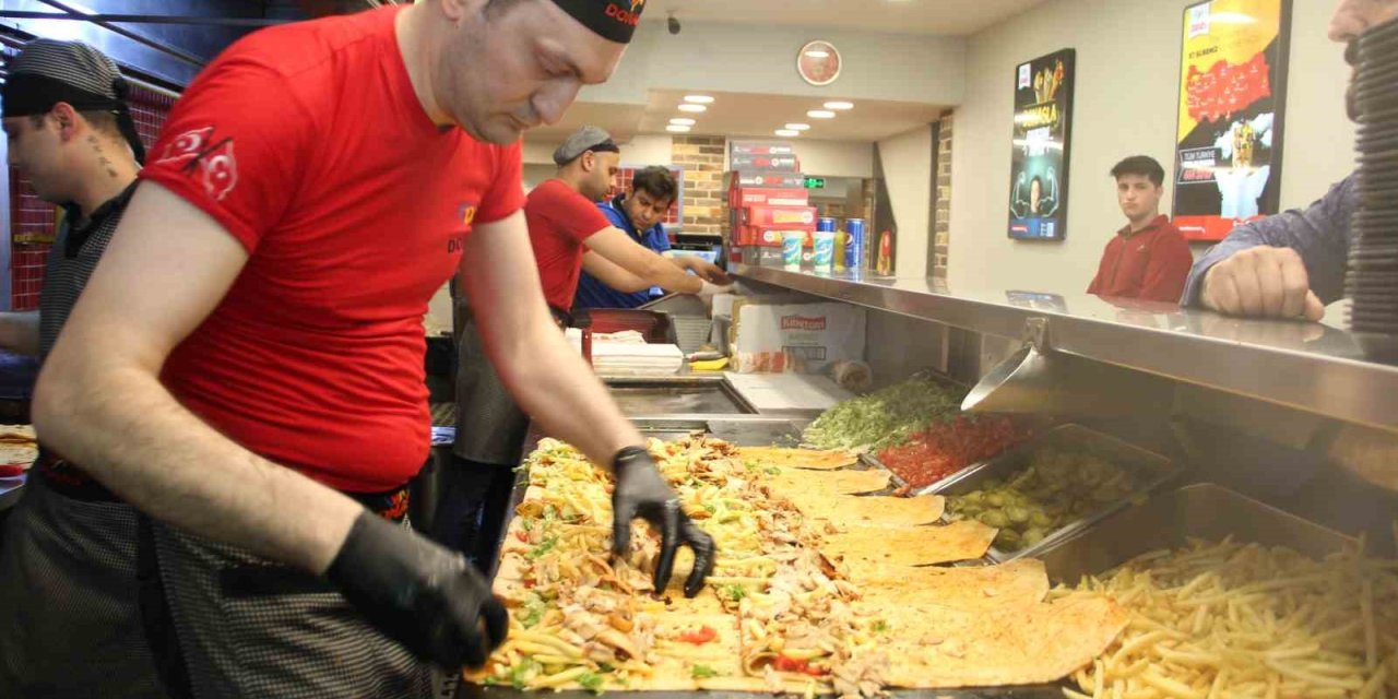 Dürüm Hazırlarken Ritim Tutturduğu Tabaklarla Adeta Konser Veriyor