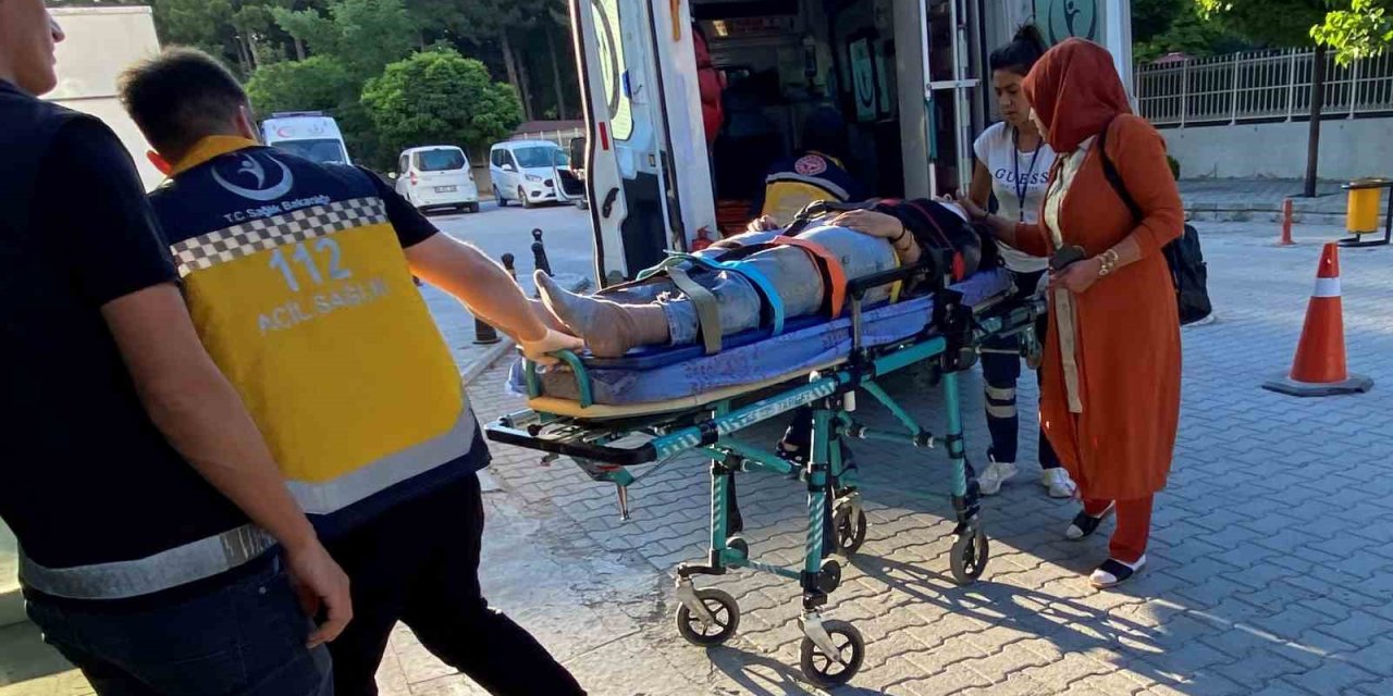 Otomobille Elektrikli Bisiklet Çarpıştı: 1 Yaralı