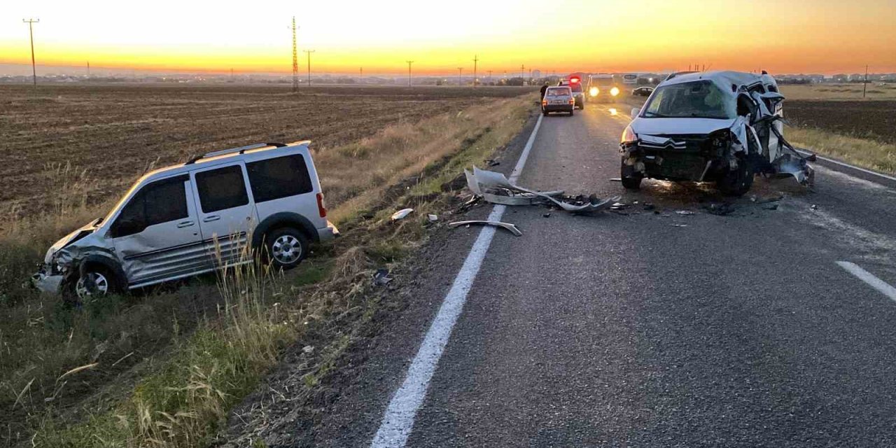 Konya’da Hafif Ticari Araçlar Çarpıştı: 3 Yaralı