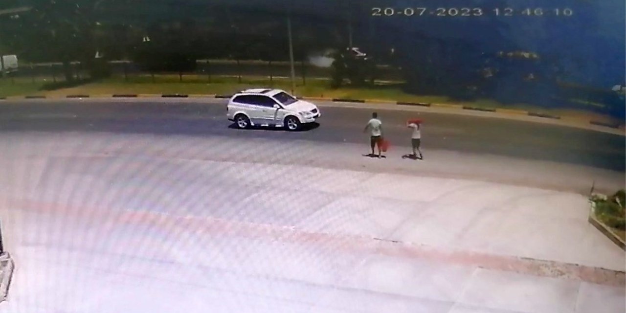 Yanan Otomobili Görüp Harekete Geçtiler, Omuzlarında Yangın Tüpleriyle Araçların Yol Vermesini Beklediler