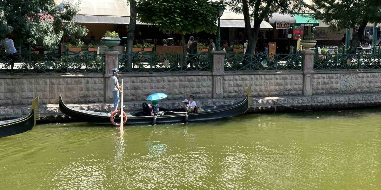 Gondol Turu Yaparken Şemsiye Açtı