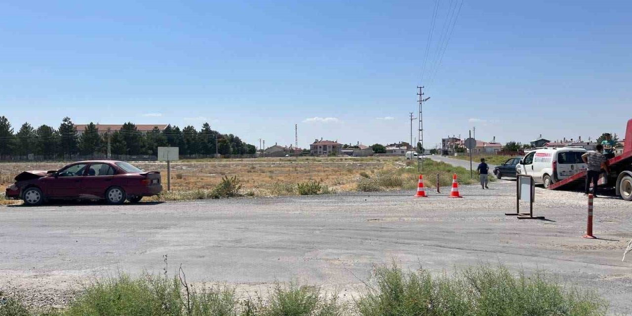 Konya’da 2 Otomobil Çarpıştı: 3 Yaralı