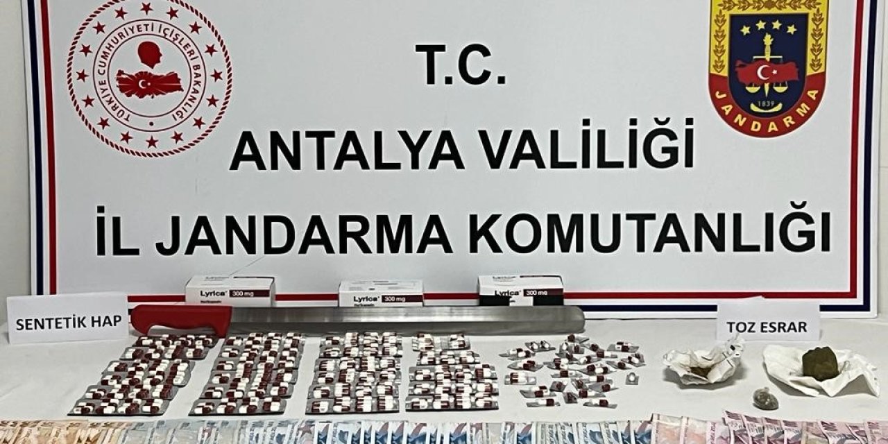 Antalya’da Bin 30 Adet Uyuşturucu Sentetik Hap Ve 150 Gram Toz Ele Geçirildi