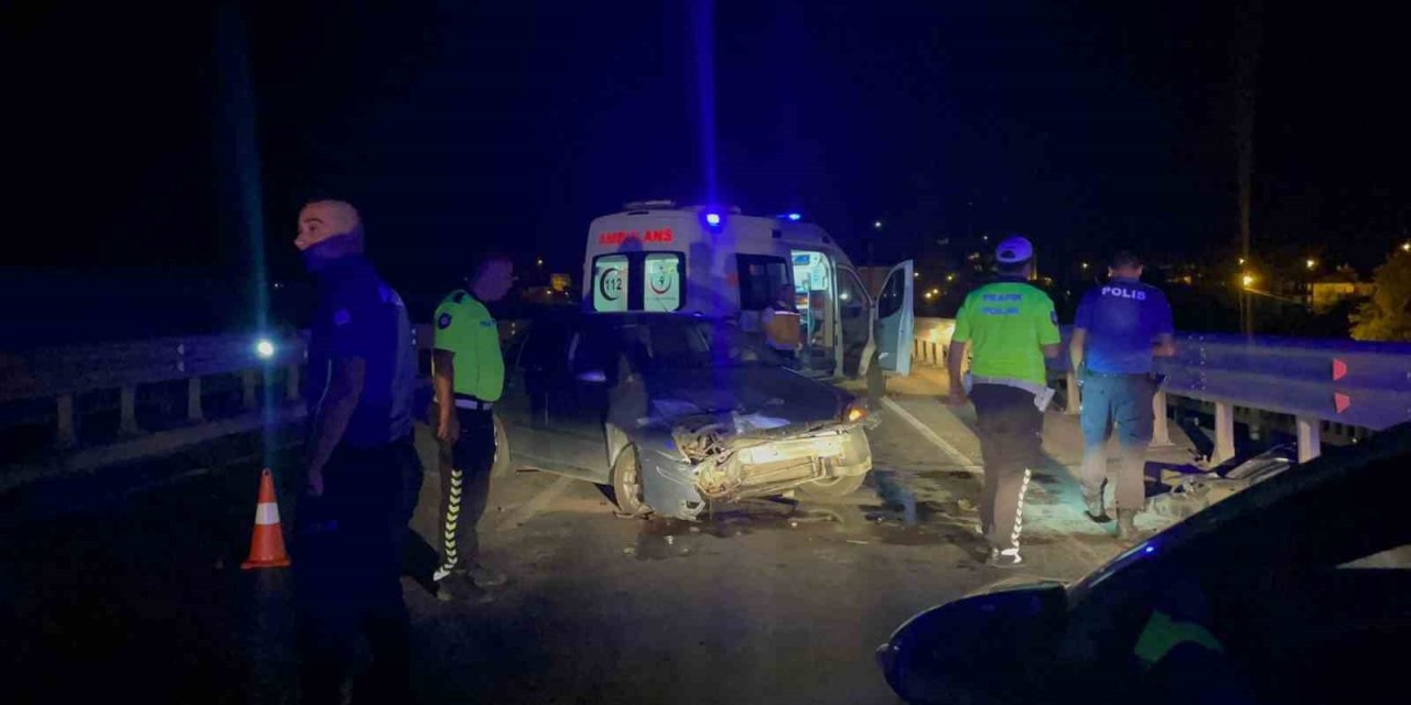 Kontrolden Çıkan Otomobil Bariyerlere Çarpıp Hurdaya Döndü:1 Yaralı