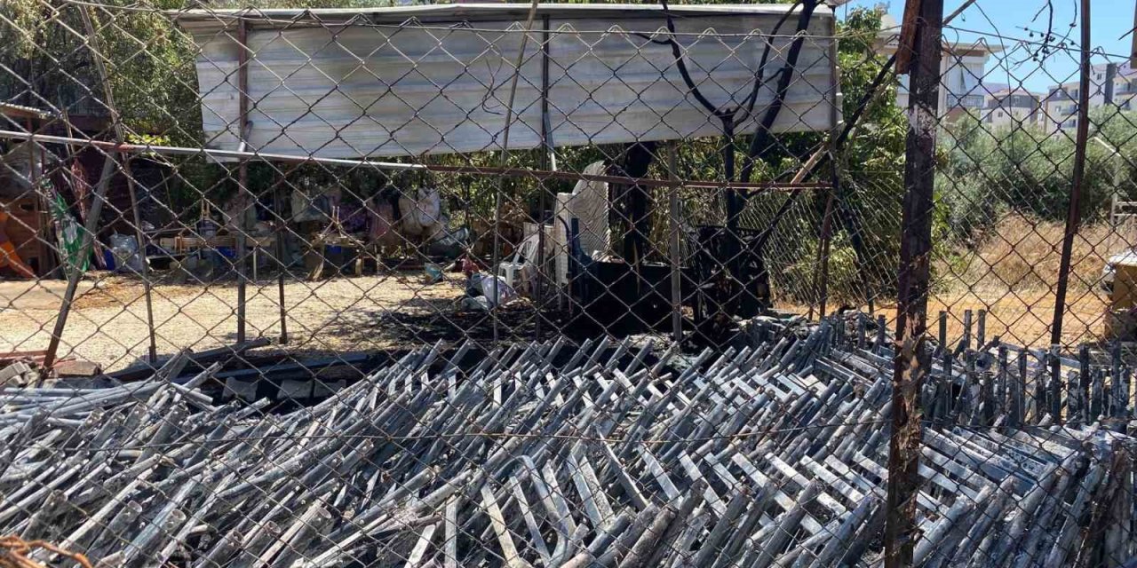 Geleceğim’ Dediği Masa Ve Sandalyeleri Gözü Önünde Küle Döndü.