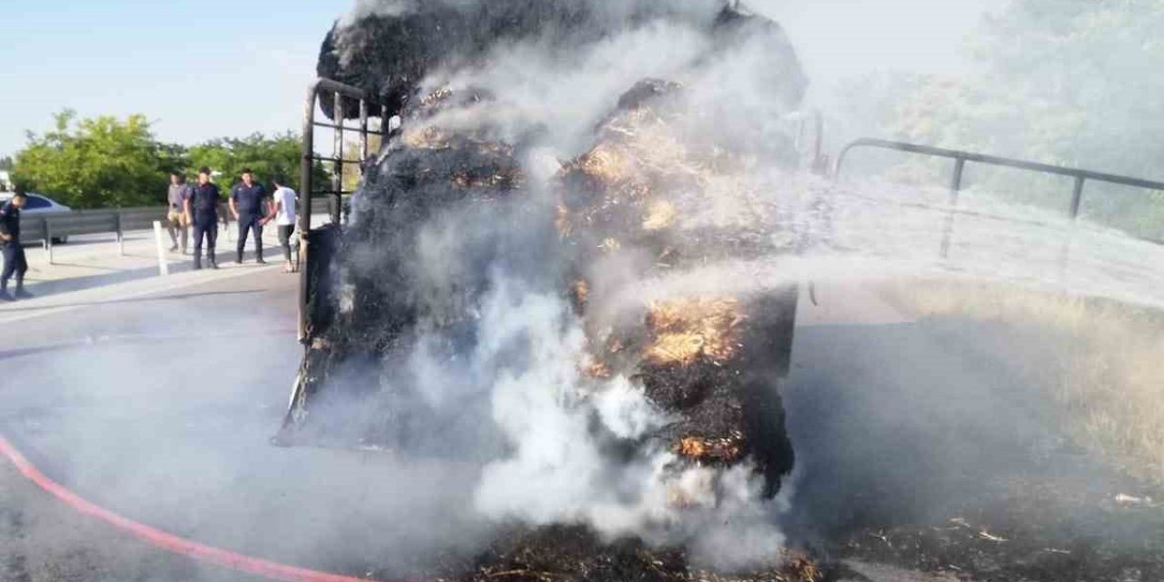 Ereğli’de Saman Yüklü Kamyonet Yandı