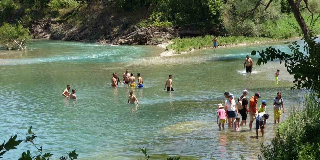 Yasak Dinlemeyip Tehlikeyi Göze Alarak Manavgat Irmağı’na Girdiler