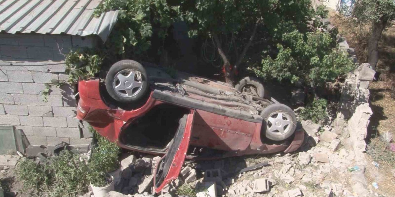 Takla Atan Otomobil Eve Girdi: 5 Yaralı